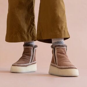 Laidback London Sets Platform Crochet Ankle Boot Camel Suede Natural